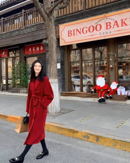 收起你的黑白灰,今年過年就穿「紅大衣」,學她們穿,高級氣質