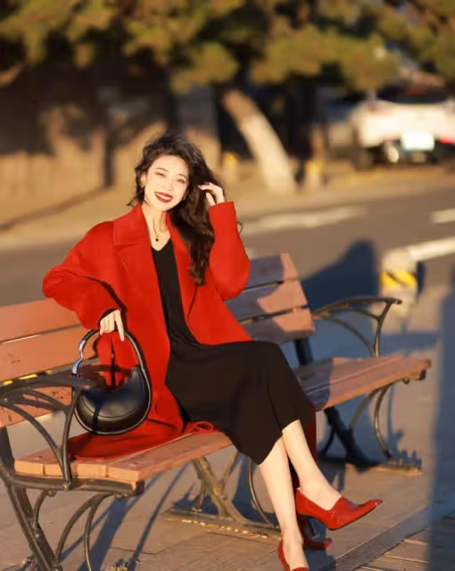 收起你的黑白灰,今年過年就穿「紅大衣」,學她們穿,高級氣質