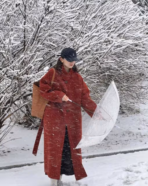 收起你的黑白灰,今年過年就穿「紅大衣」,學她們穿,高級氣質
