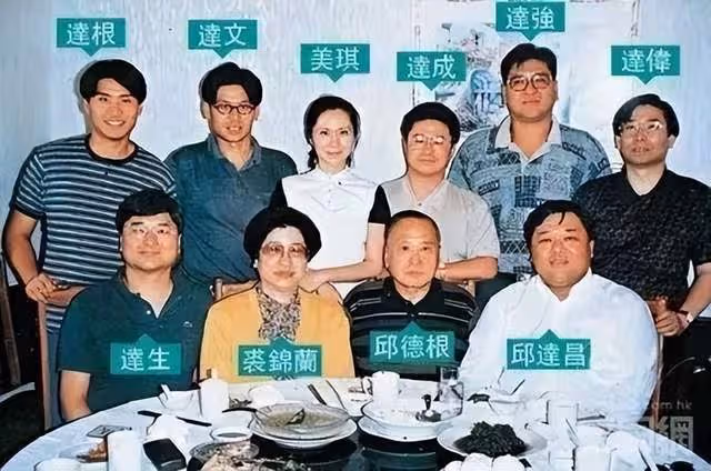 秒殺甘比、李嘉欣等一眾貴婦，在合照中穩坐C位，邱詠筠什麼來頭