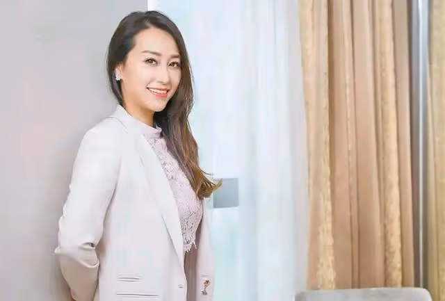 秒殺甘比、李嘉欣等一眾貴婦，在合照中穩坐C位，邱詠筠什麼來頭