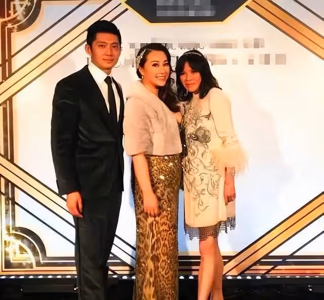 秒殺甘比、李嘉欣等一眾貴婦，在合照中穩坐C位，邱詠筠什麼來頭