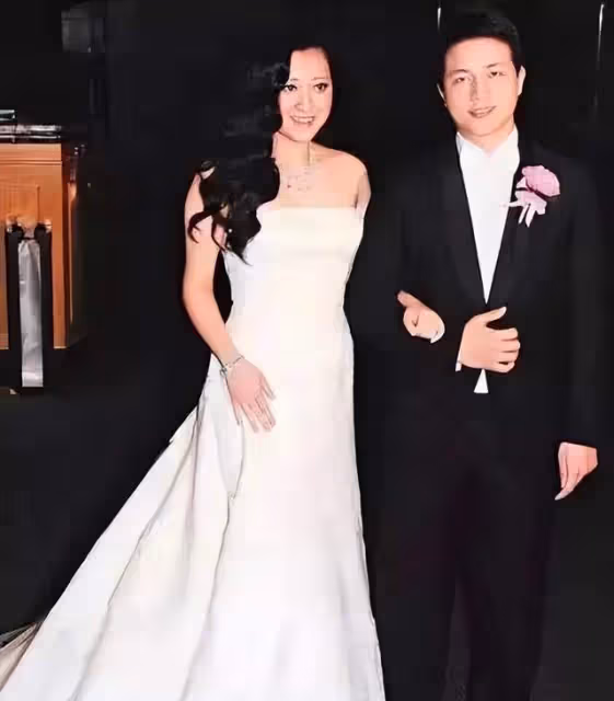 秒殺甘比、李嘉欣等一眾貴婦，在合照中穩坐C位，邱詠筠什麼來頭