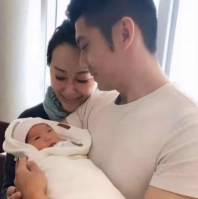 秒殺甘比、李嘉欣等一眾貴婦，在合照中穩坐C位，邱詠筠什麼來頭