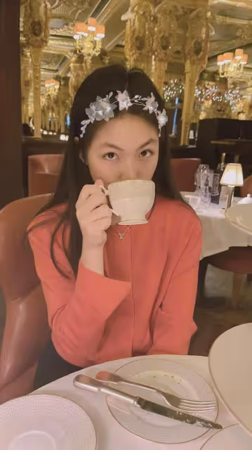 李湘在英國過春節，王詩齡隨媽媽就餐似名媛，餐廳金碧輝煌像宮殿