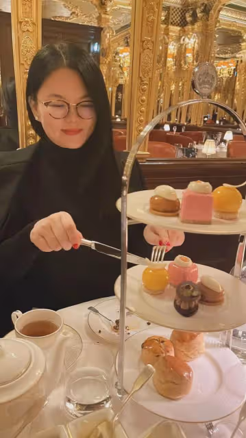 李湘在英國過春節，王詩齡隨媽媽就餐似名媛，餐廳金碧輝煌像宮殿