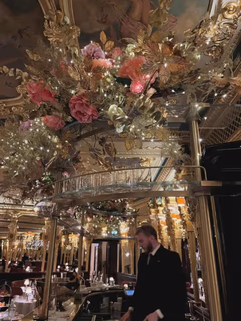 李湘在英國過春節，王詩齡隨媽媽就餐似名媛，餐廳金碧輝煌像宮殿