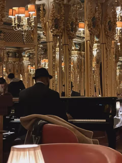 李湘在英國過春節，王詩齡隨媽媽就餐似名媛，餐廳金碧輝煌像宮殿