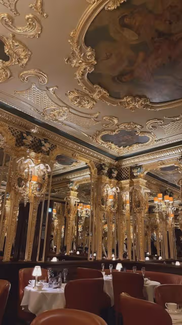 李湘在英國過春節，王詩齡隨媽媽就餐似名媛，餐廳金碧輝煌像宮殿