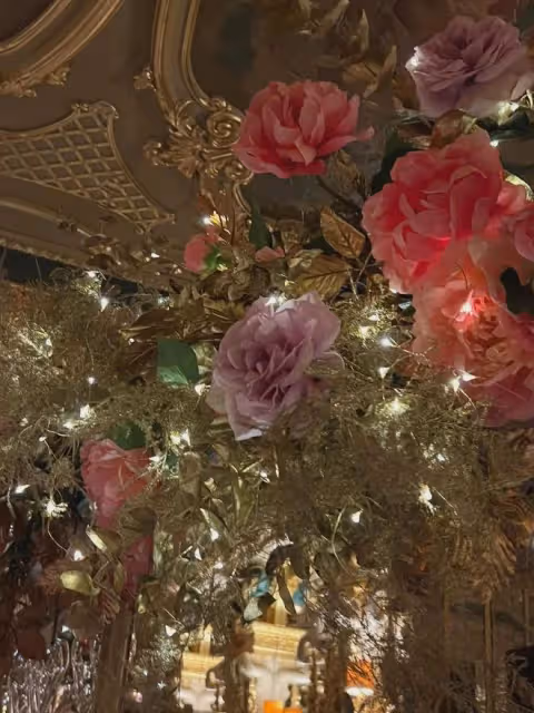 李湘在英國過春節，王詩齡隨媽媽就餐似名媛，餐廳金碧輝煌像宮殿