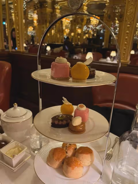 李湘在英國過春節，王詩齡隨媽媽就餐似名媛，餐廳金碧輝煌像宮殿