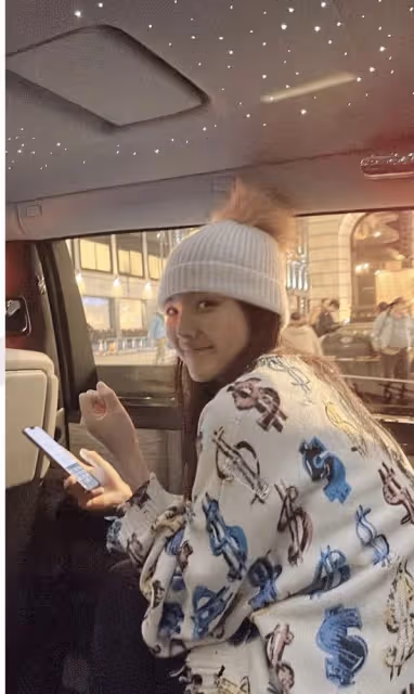 李湘在英國過春節，王詩齡隨媽媽就餐似名媛，餐廳金碧輝煌像宮殿