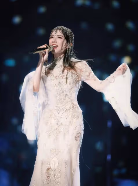 鄧紫棋跨年晚會造型太美了，魚尾長裙配精美頭飾，宛如古典公主！