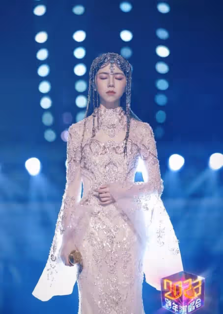 鄧紫棋跨年晚會造型太美了，魚尾長裙配精美頭飾，宛如古典公主！