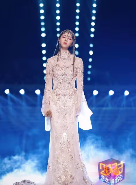 鄧紫棋跨年晚會造型太美了，魚尾長裙配精美頭飾，宛如古典公主！