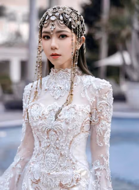 鄧紫棋跨年晚會造型太美了，魚尾長裙配精美頭飾，宛如古典公主！