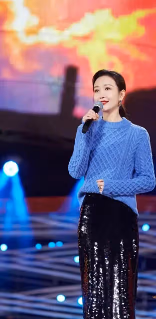 王鷗央視跨年晚會美成焦點,藍色毛衣搭黑裙,簡約大氣,優雅迷人