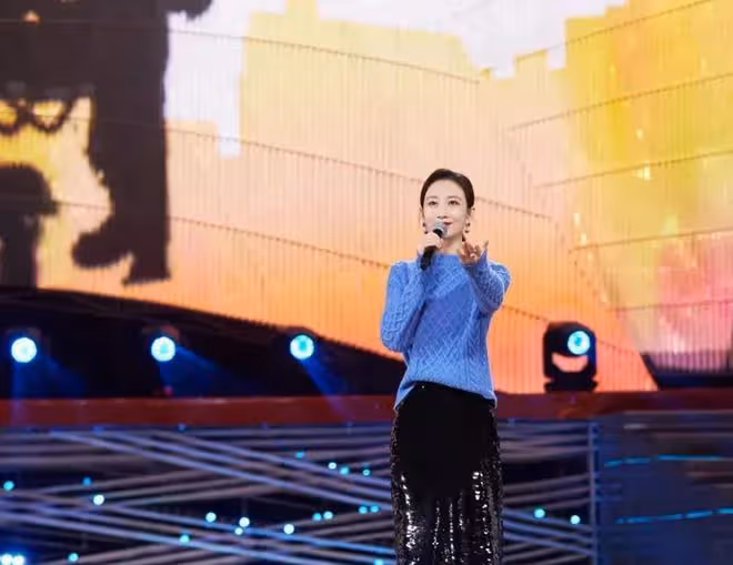 王鷗央視跨年晚會美成焦點,藍色毛衣搭黑裙,簡約大氣,優雅迷人