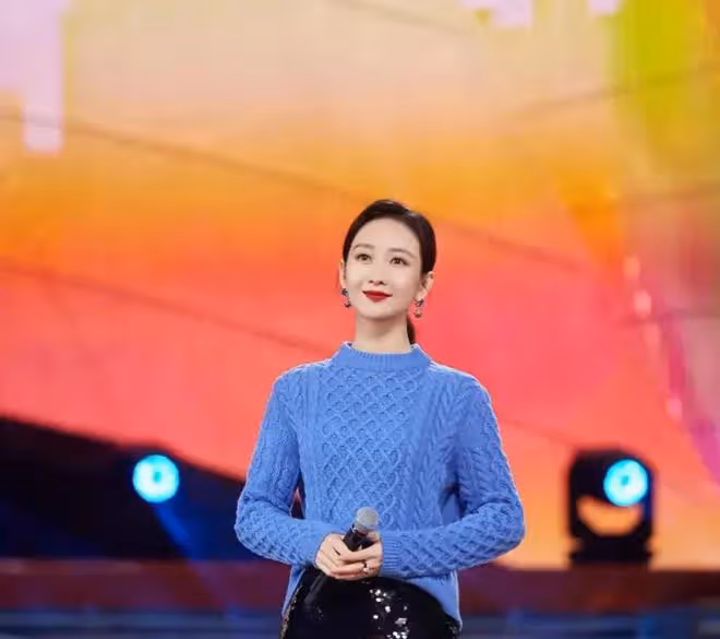 王鷗央視跨年晚會美成焦點,藍色毛衣搭黑裙,簡約大氣,優雅迷人