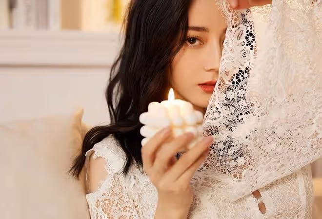 「新疆姑娘」迪麗熱巴又火了!保暖衫外穿上活動,看著性感不艷俗