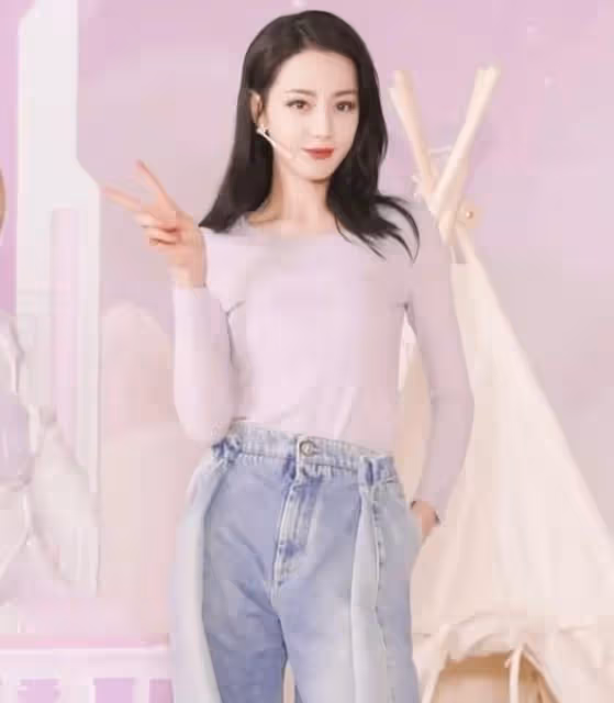 「新疆姑娘」迪麗熱巴又火了!保暖衫外穿上活動,看著性感不艷俗