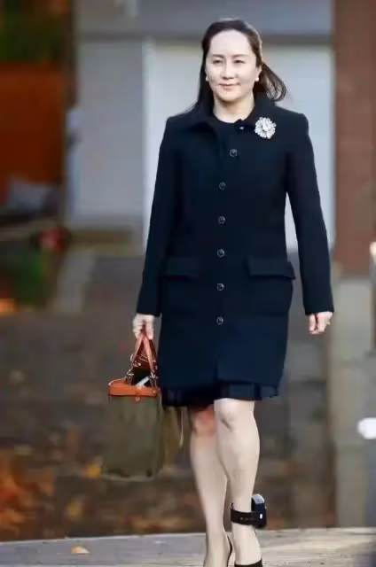 「長公主」孟晚舟體態豐腴,光腿穿大衣難擋「中年發福」