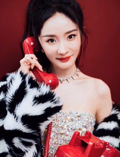楊冪氣質真絕,一身鑽石短裙搭配混色毛絨外套,性感又撩人
