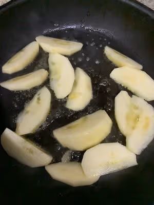 焦糖蘋果煎鵝肝。秒殺藍莓醬的口感。