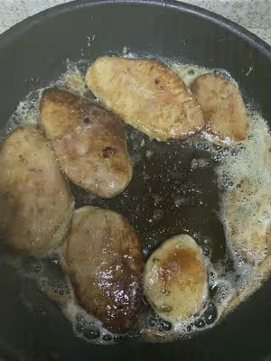 焦糖蘋果煎鵝肝。秒殺藍莓醬的口感。