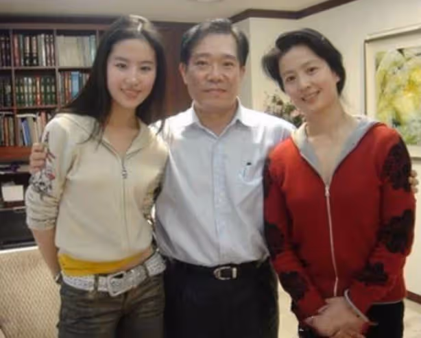 母愛很偉大!劉亦菲媽媽「為女兒兩婚兩離」至今單身 近照曝光「氣質比女兒好」