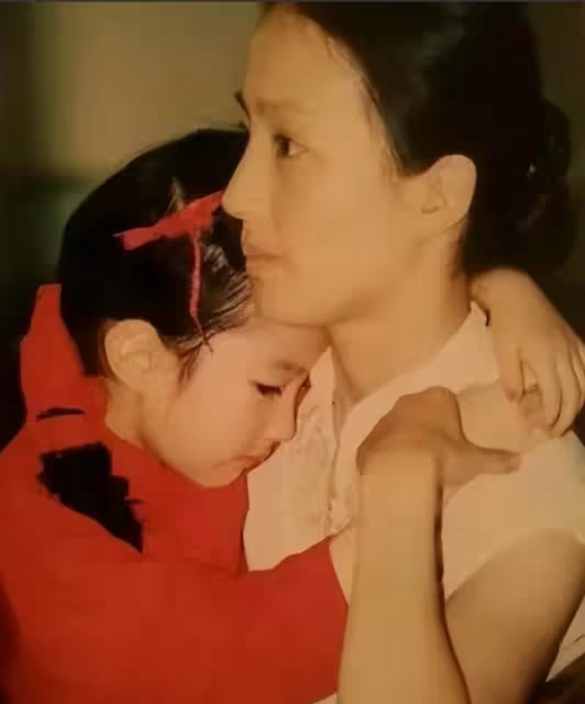 母愛很偉大!劉亦菲媽媽「為女兒兩婚兩離」至今單身 近照曝光「氣質比女兒好」