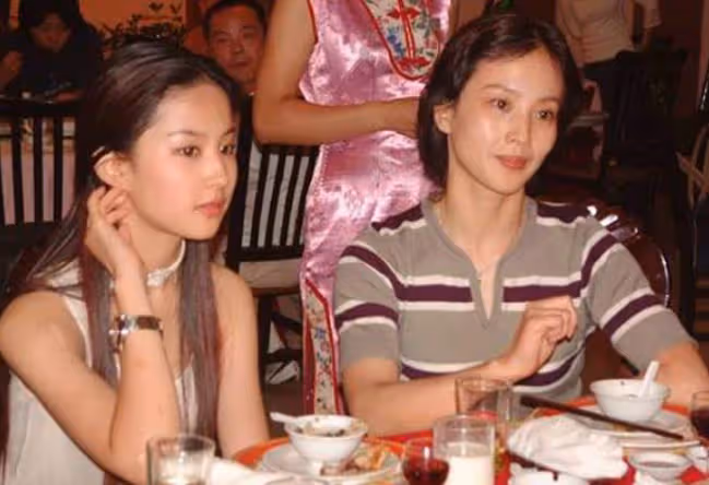 母愛很偉大!劉亦菲媽媽「為女兒兩婚兩離」至今單身 近照曝光「氣質比女兒好」