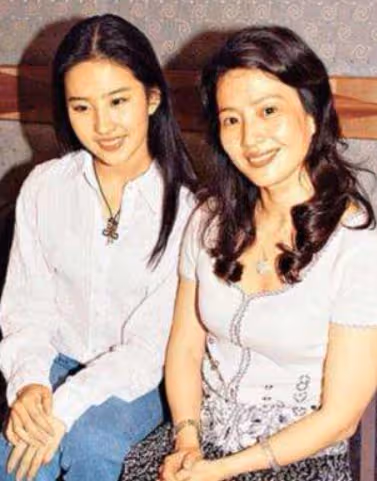 母愛很偉大!劉亦菲媽媽「為女兒兩婚兩離」至今單身 近照曝光「氣質比女兒好」