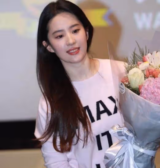 母愛很偉大!劉亦菲媽媽「為女兒兩婚兩離」至今單身 近照曝光「氣質比女兒好」