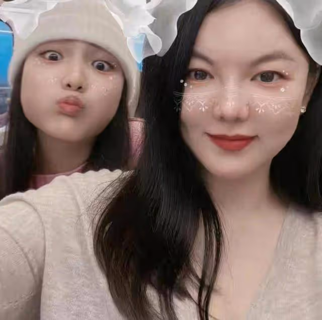 李湘帶女兒吃西餐過年,西服披肩氣場強大,王詩齡戴廉價頭花合拍