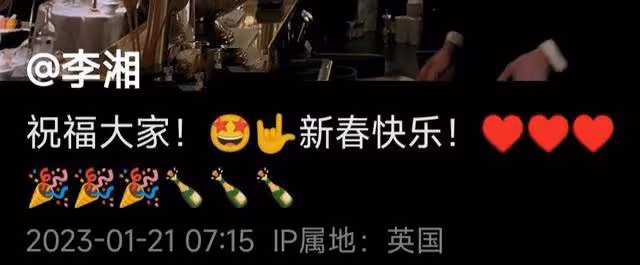 李湘帶女兒吃西餐過年,西服披肩氣場強大,王詩齡戴廉價頭花合拍