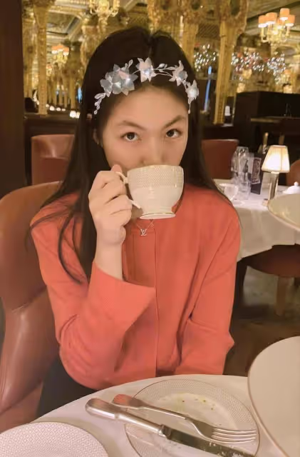 李湘帶女兒吃西餐過年,西服披肩氣場強大,王詩齡戴廉價頭花合拍