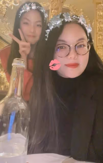 李湘帶女兒吃西餐過年，西服披肩氣場強大，王詩齡戴廉價頭花合拍