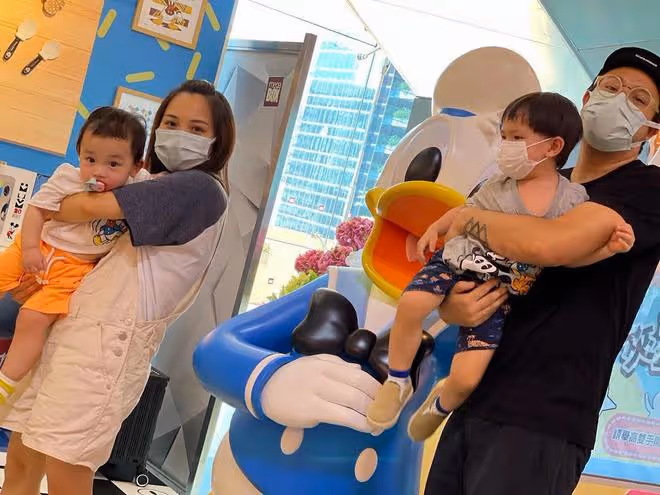 港星出軌男張致恆被拋棄，妻子官宣離婚，帶三個兒子已搬離愛巢