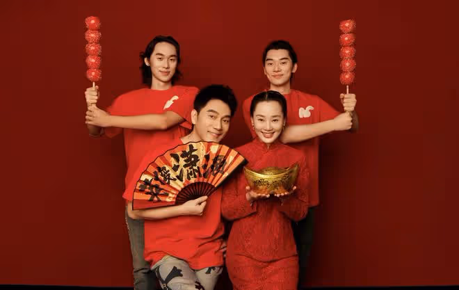 林依輪除夕曬一家12口全家福，兩個兒子高大帥氣，岳父是建國英雄