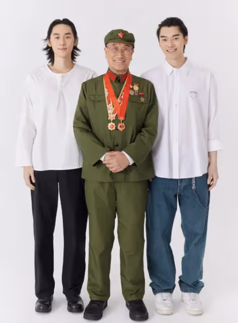 林依輪除夕曬一家12口全家福,兩個兒子高大帥氣,岳父是建國英雄