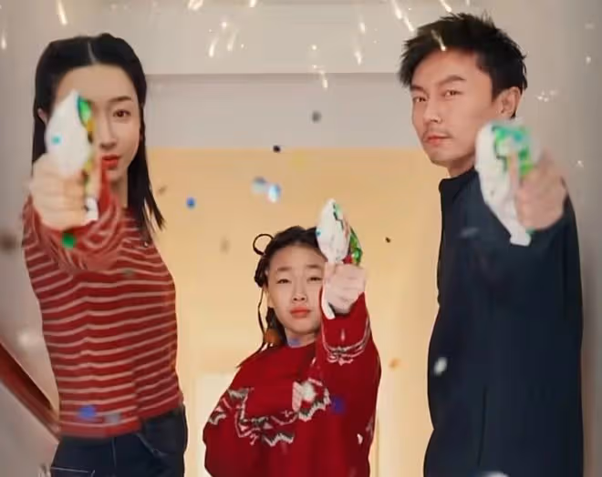 謝苗一家三口罕同框迎新年!38歲鬍子拉碴男人味足,妻女顏值高