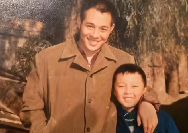 謝苗一家三口罕同框迎新年!38歲鬍子拉碴男人味足,妻女顏值高
