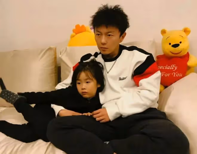 謝苗一家三口罕同框迎新年!38歲鬍子拉碴男人味足,妻女顏值高