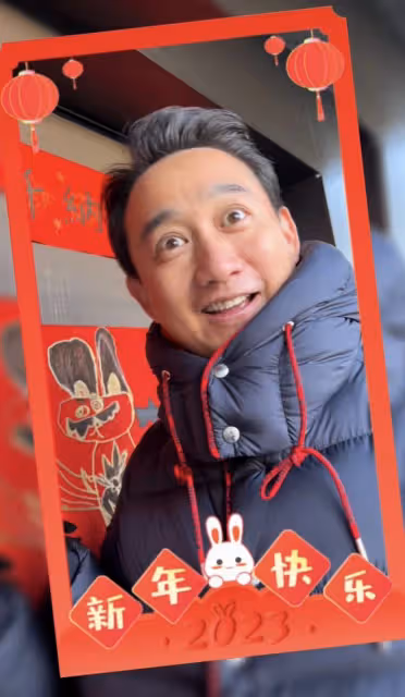 黃磊除夕貼孩子寫的春聯,多多妹妹字跡工整,兒子畫兔子畫風喜感