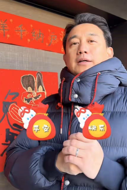 黃磊除夕貼孩子寫的春聯,多多妹妹字跡工整,兒子畫兔子畫風喜感