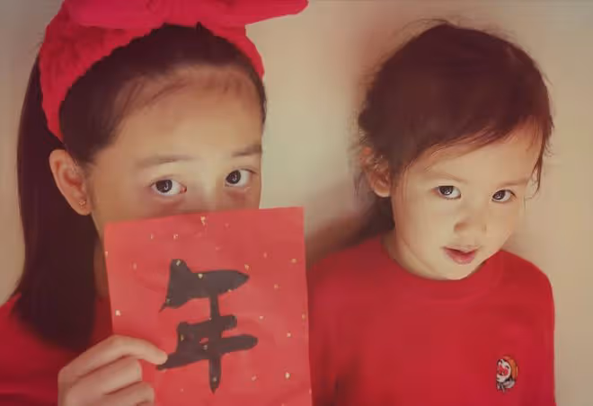 黃磊除夕貼孩子寫的春聯,多多妹妹字跡工整,兒子畫兔子畫風喜感