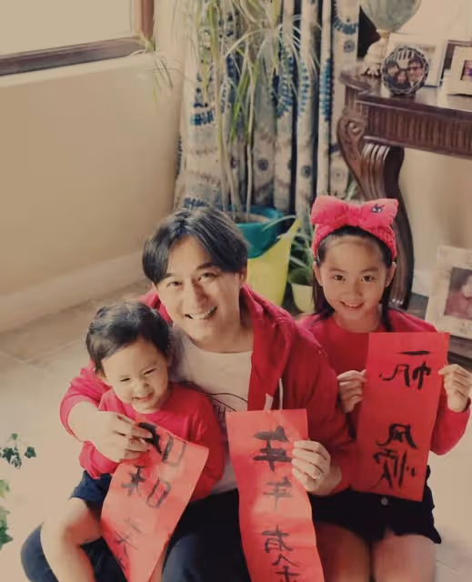 黃磊除夕貼孩子寫的春聯,多多妹妹字跡工整,兒子畫兔子畫風喜感