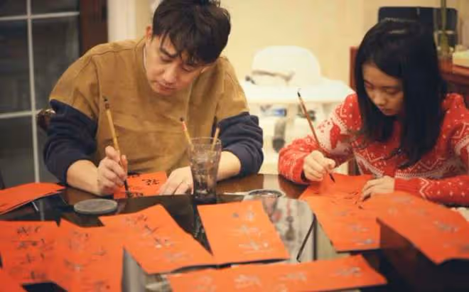 黃磊除夕貼孩子寫的春聯,多多妹妹字跡工整,兒子畫兔子畫風喜感