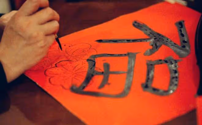 黃磊除夕貼孩子寫的春聯,多多妹妹字跡工整,兒子畫兔子畫風喜感